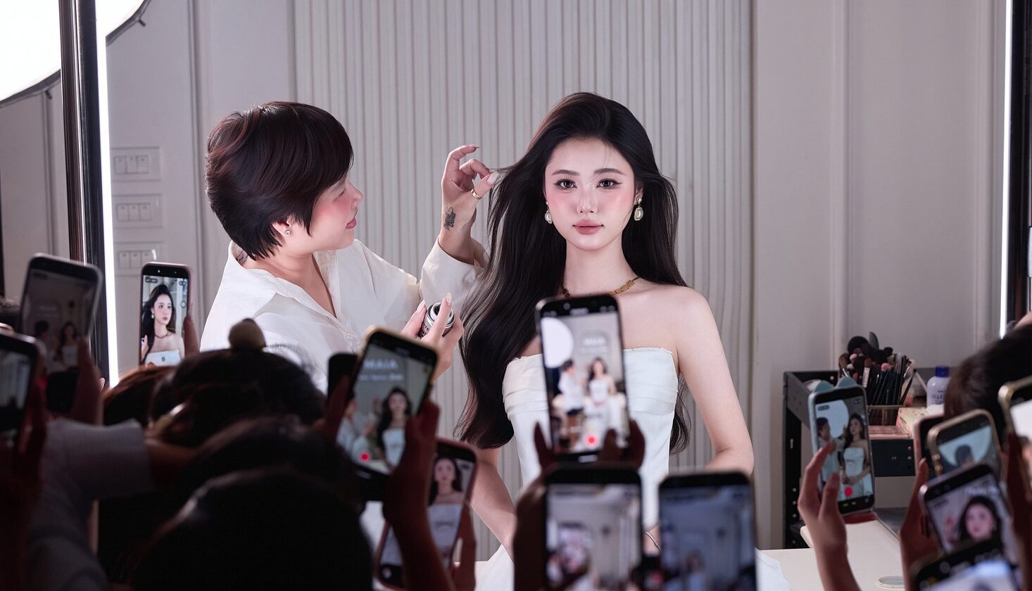 Trang Dona chỉnh phom tóc cho mẫu trước lớp